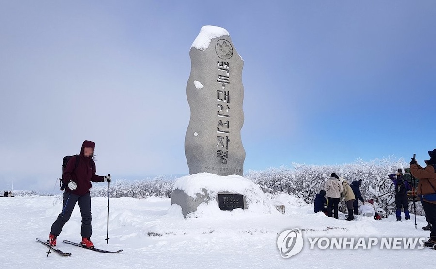 16日，韓國白頭大干山脈仙子嶺一帶，一名登山者正在體驗山地滑雪。