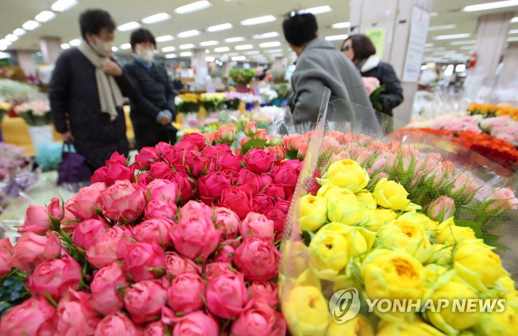 【组图】韩国毕业季花卉市场人气旺