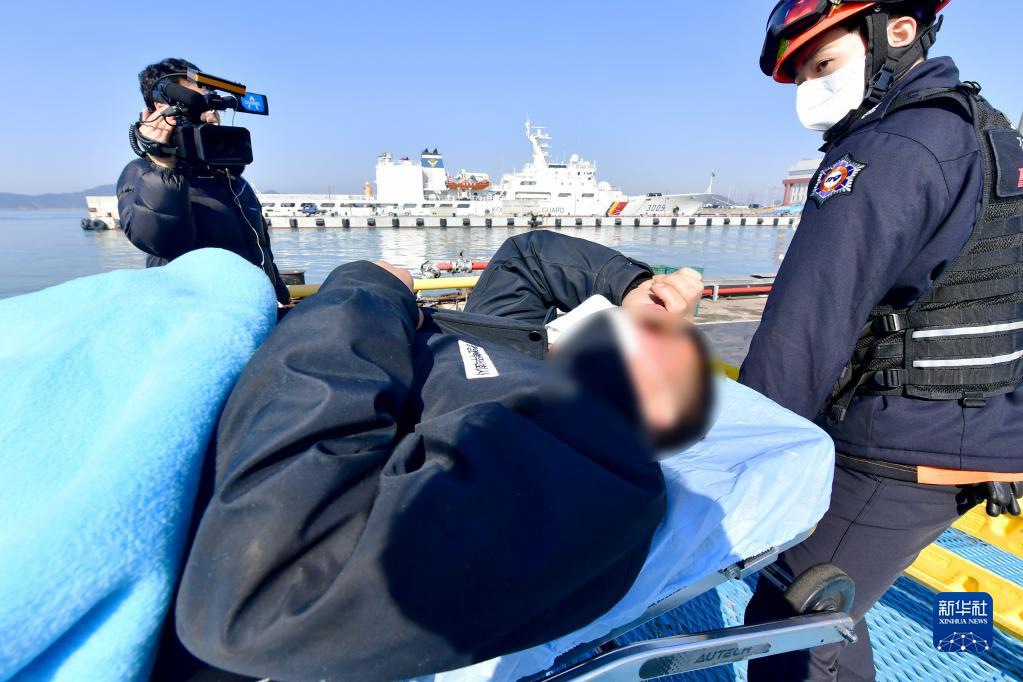韩国一艘渔船倾覆致9人失踪