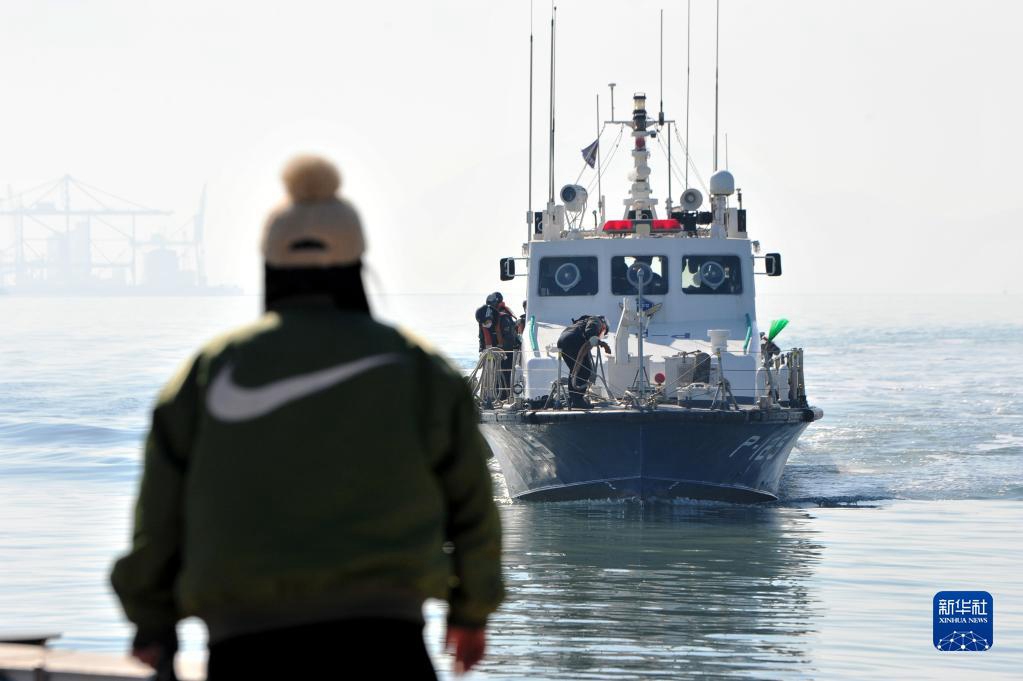 2月5日，載有獲救船員的船隻駛入韓國全羅南道木浦市的港口，一名獲救船員的家屬在碼頭等待。
