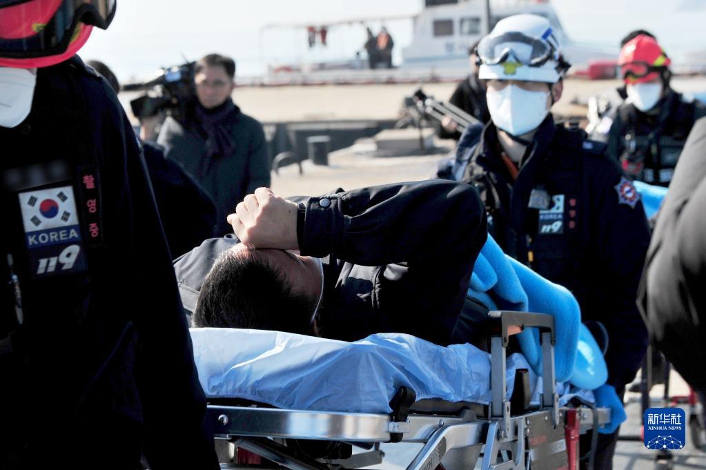 2月5日，在韓國全羅南道木浦市一碼頭，獲救船員被送往醫院。