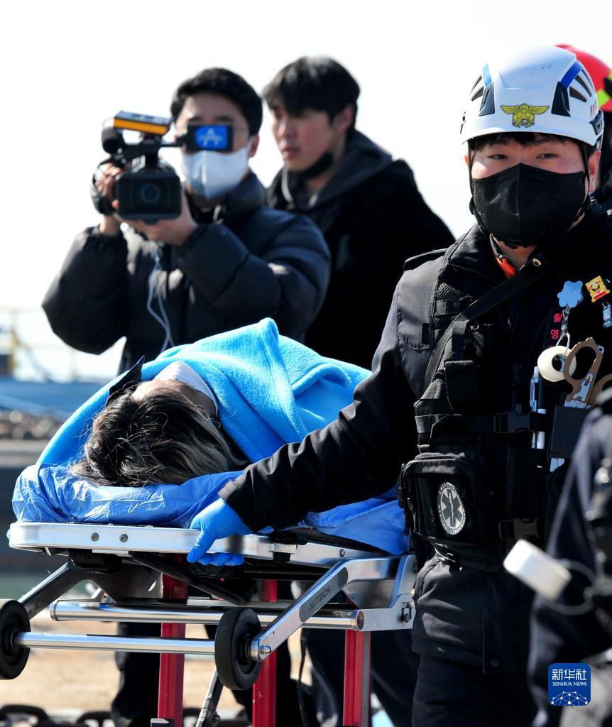 2月5日，在韓國全羅南道木浦市一碼頭，獲救船員被送往醫院。