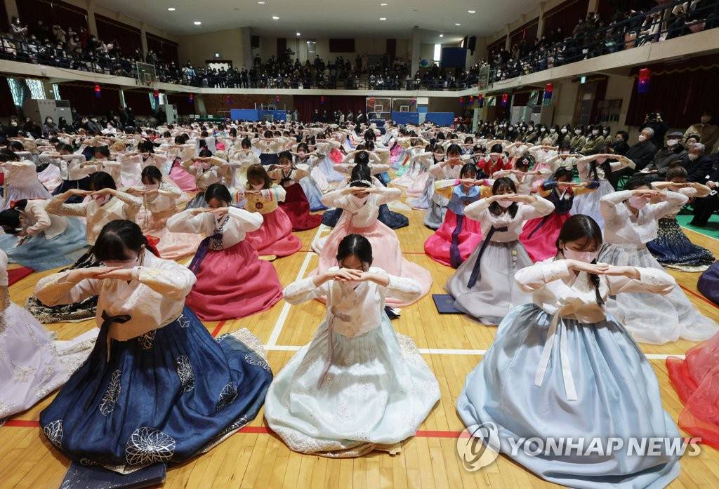 【组图】首尔一女子高中举行毕业典礼暨成人仪式