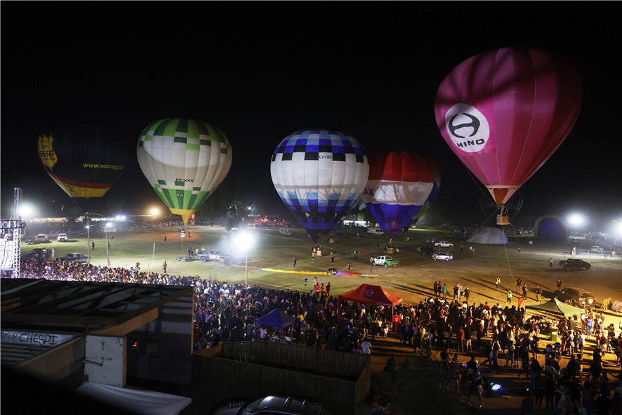 智利圣地亚哥举行热气球节