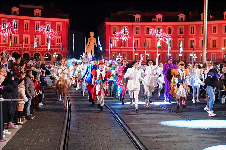 法国尼斯庆祝狂欢节150周年 民众参加日夜游行