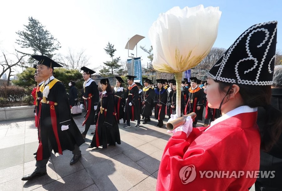 “告由禮”儀式結束后，成均館大學畢業生離開大成殿，前往該校的紀念館，參加2023年冬季學位授予儀式。