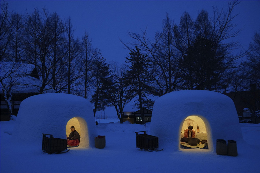 日本秋田庆祝传统冰雪节 雪洞被蜡烛照亮