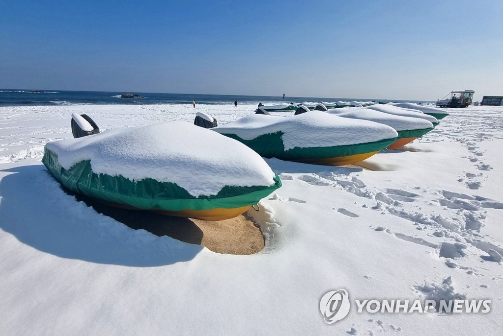 16日，在江原道江陵市，鏡浦海水浴場海灘上鋪著厚厚的雪毯，風景別具特色、美不勝收。