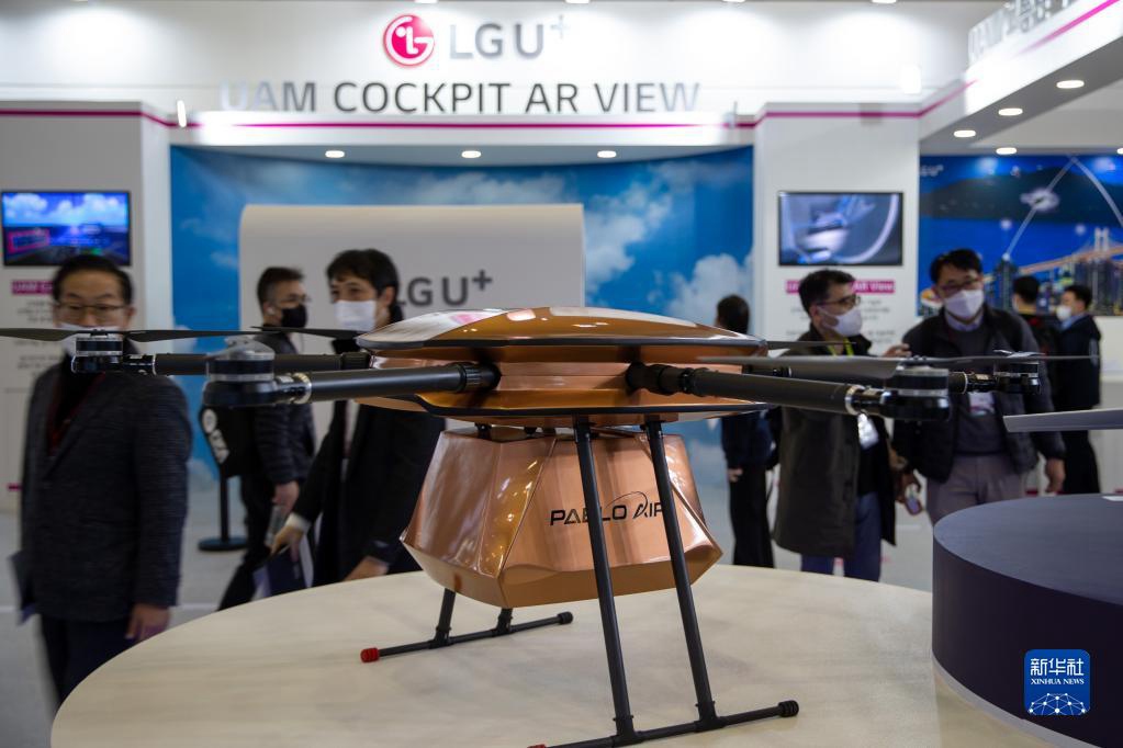 2月23日，參觀者在韓國釜山舉辦的2023韓國無人機展上觀看送貨無人機。