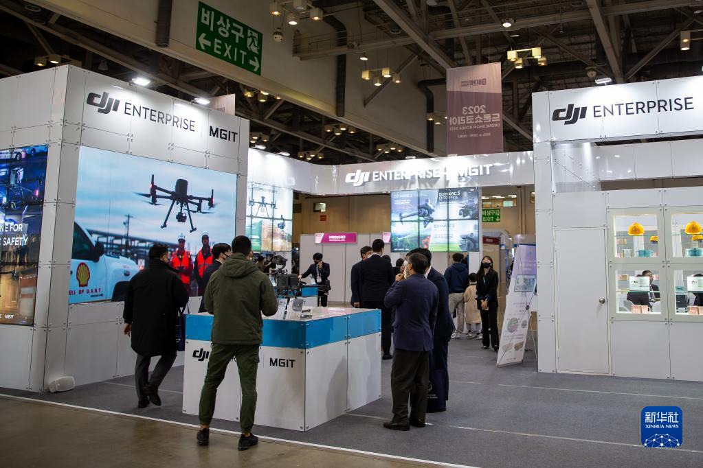 2月23日，參觀者在韓國釜山舉辦的2023韓國無人機展大疆展位參觀。
