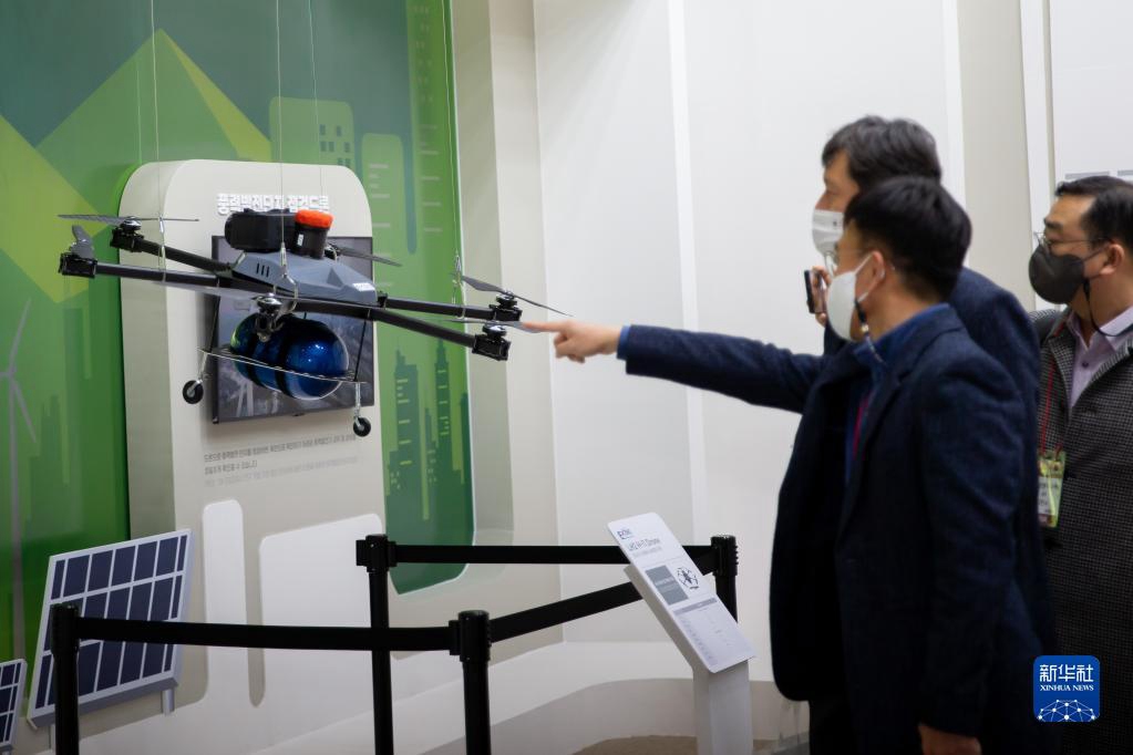 2月23日，參觀者在韓國釜山舉辦的2023韓國無人機展上觀看液化氫燃料無人機。