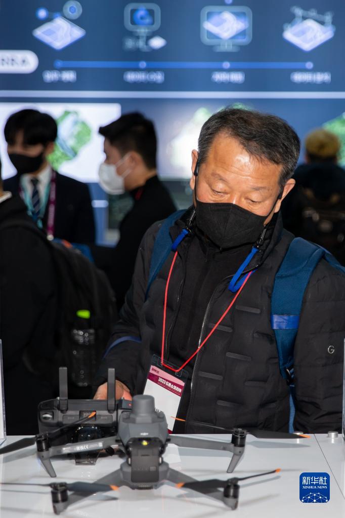 2月23日，參觀者在韓國釜山舉辦的2023韓國無人機展上觀看大疆無人機。