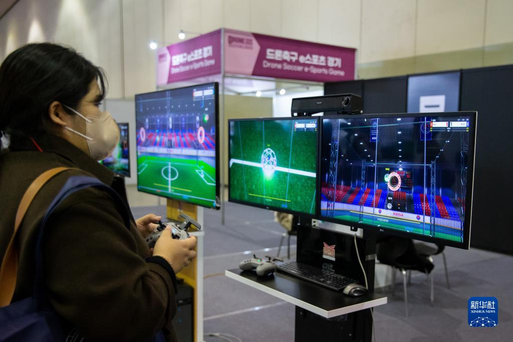 2月23日，參觀者在韓國釜山舉辦的2023韓國無人機展上體驗無人機游戲。