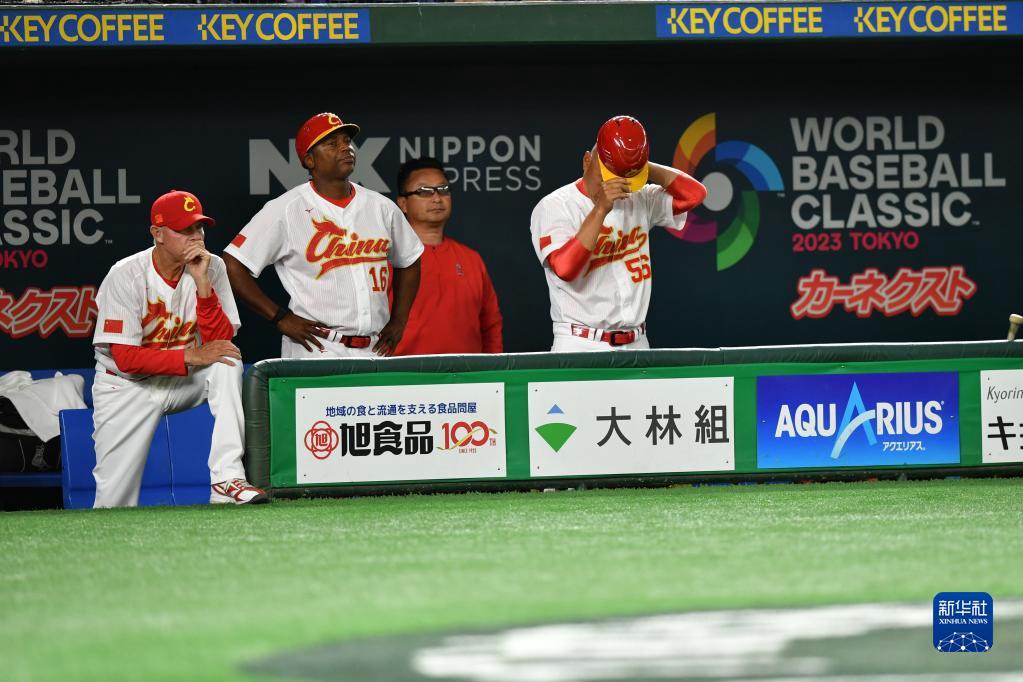 3月13日，中國隊主教練迪恩·特雷諾（左一）在場邊觀戰。新華社記者 張笑宇 攝