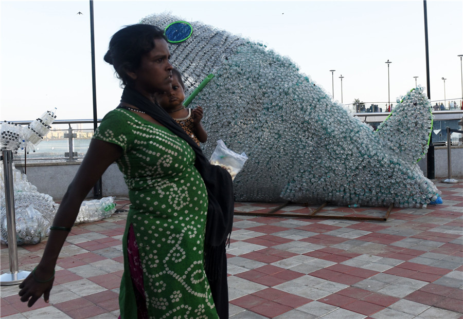 印度孟買志願者回收塑料瓶創造魚裝置