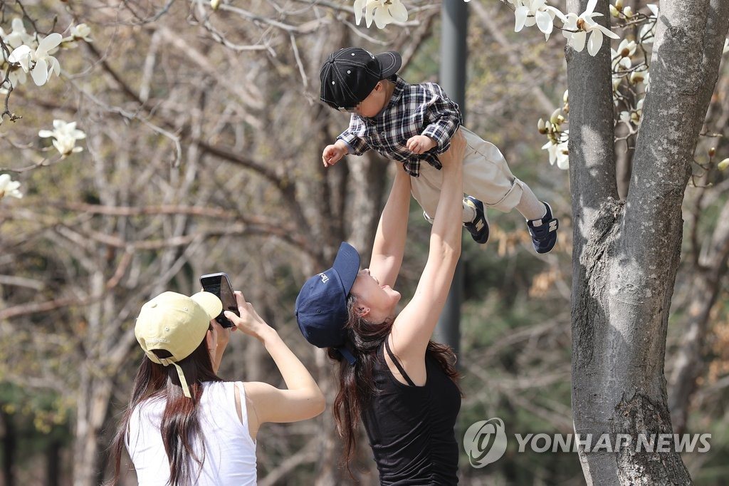 22日下午，首爾城東區首爾林公園內，市民帶娃出來賞春。