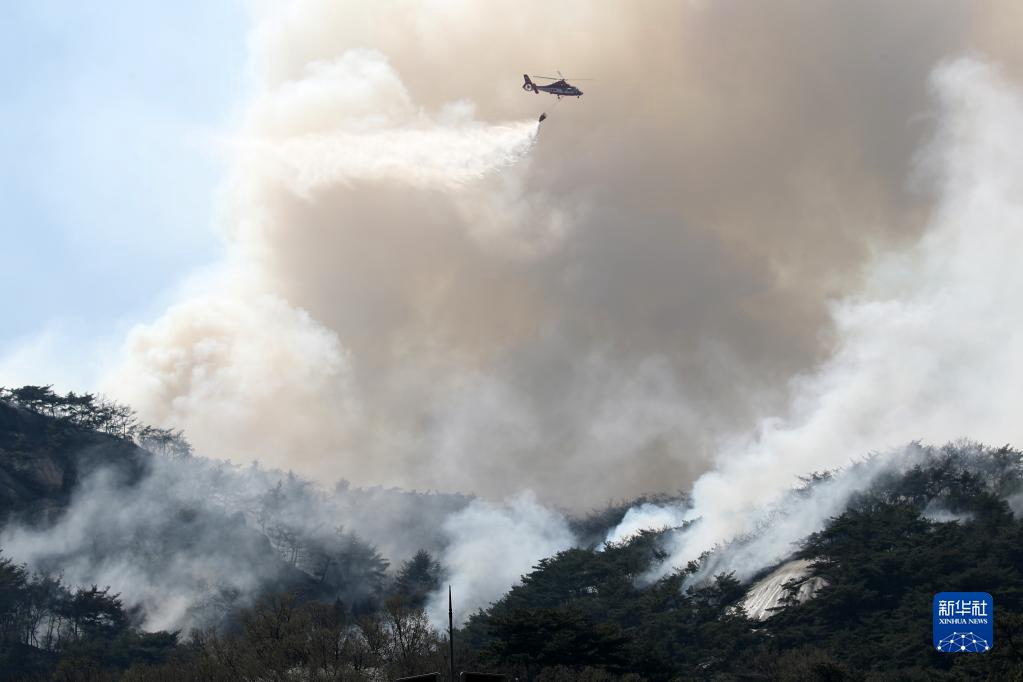 4月2日，直升機在韓國首爾市仁王山上空滅火。新華社/紐西斯通訊社