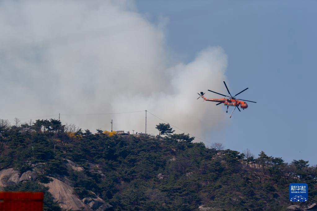 4月2日，直升機在韓國首爾市仁王山上空執行滅火作業。新華社/紐西斯通訊社