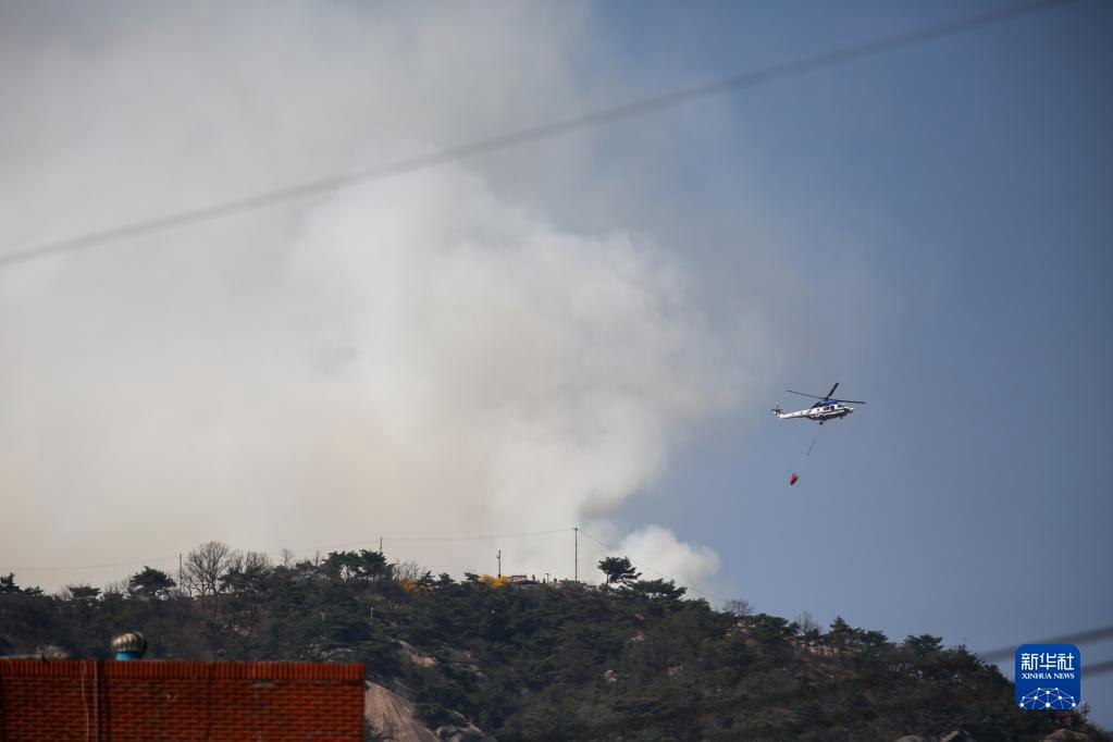 4月2日，直升機在韓國首爾市仁王山上空執行滅火作業。新華社/紐西斯通訊社