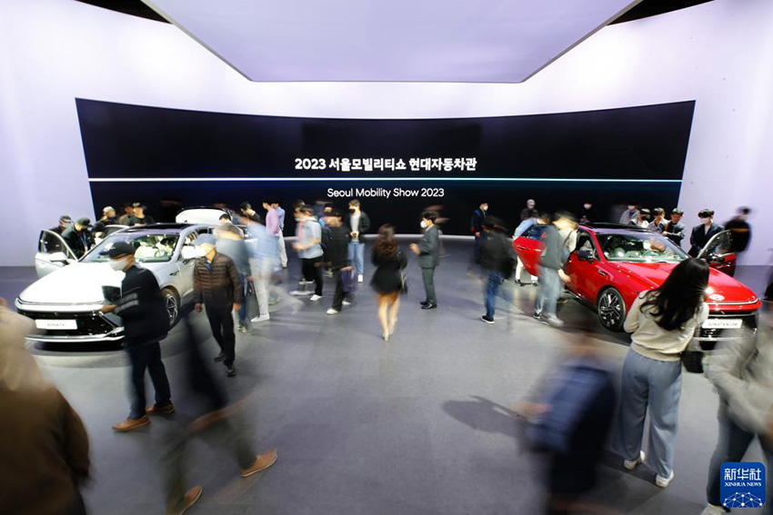 3月31日，在韓國京畿道高陽市韓國國際展覽中心，人們在“2023首爾移動出行展”上參觀。新華社記者 王益亮 攝