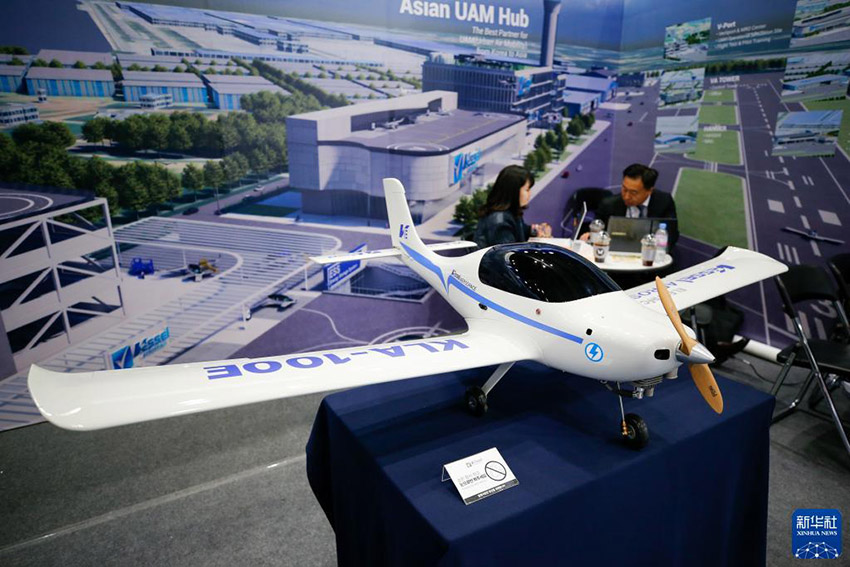 這是3月31日在韓國京畿道高陽市韓國國際展覽中心的“2023首爾移動出行展”上拍攝的城市空中交通工具模型。新華社記者 王益亮 攝