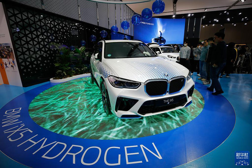 3月31日，在韓國京畿道高陽市韓國國際展覽中心，人們在“2023首爾移動出行展”上參觀氫燃料電池車。新華社記者 王益亮 攝