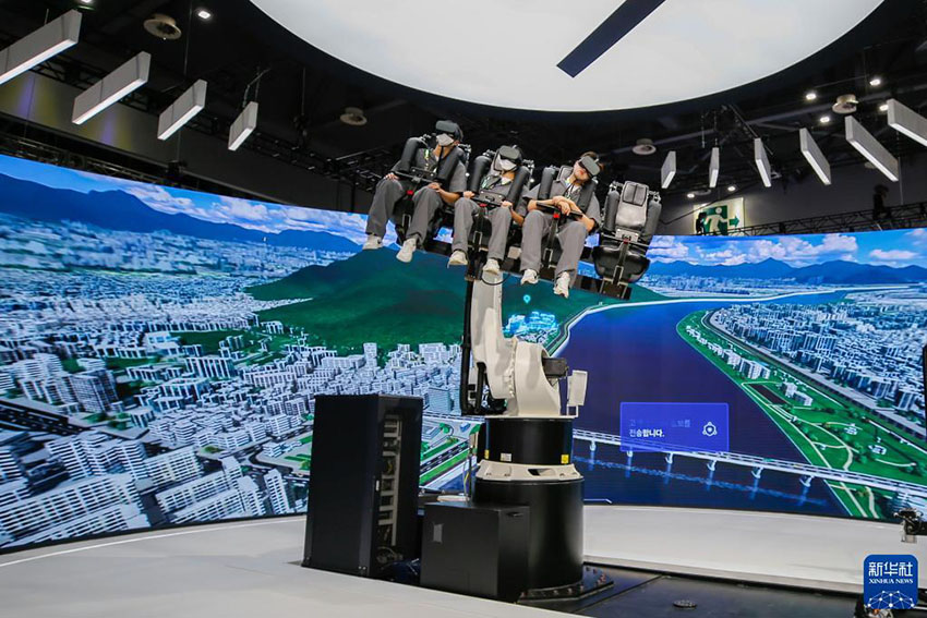 3月31日，在韓國京畿道高陽市韓國國際展覽中心，人們在“2023首爾移動出行展”上體驗虛擬城市空中交通工具。新華社記者 王益亮 攝