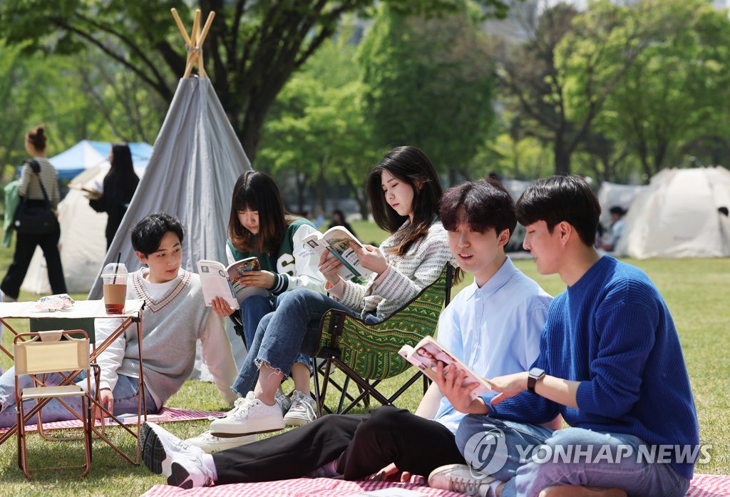 【组图】韩国成均馆大学举办草坪读书活动
