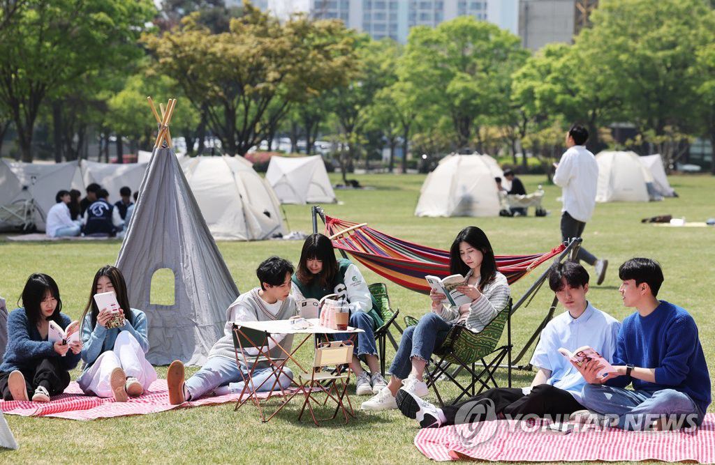 【組圖】韓國成均館大學舉辦草坪讀書活動【2】