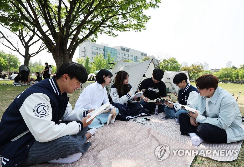 【組圖】韓國成均館大學舉辦草坪讀書活動【4】