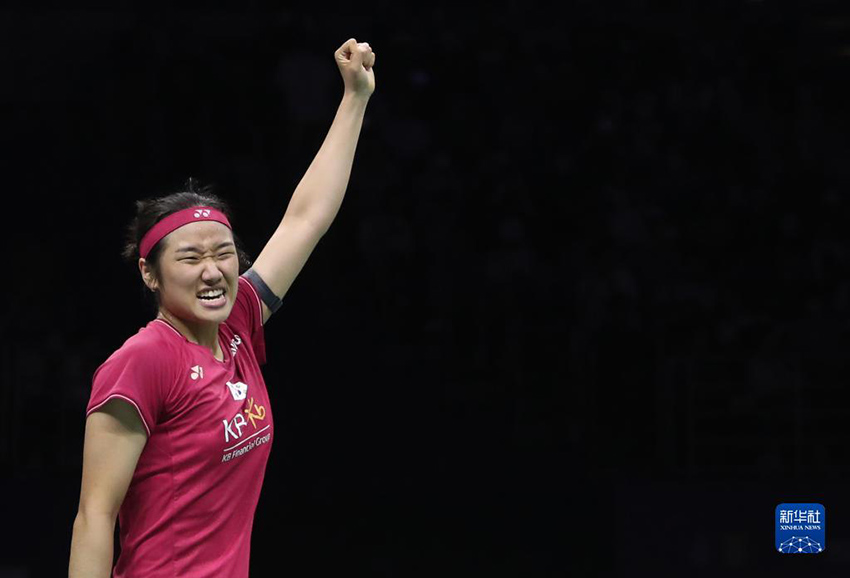 當日，韓國隊選手安洗瑩在女單比賽后慶祝勝利。她以2比0戰勝日本隊選手山口茜。新華社記者 賈浩成 攝