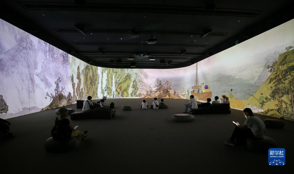 5月18日，游客在韓國首爾國立中央博物館觀看數字沉浸式影像。新華社記者 王益亮 攝