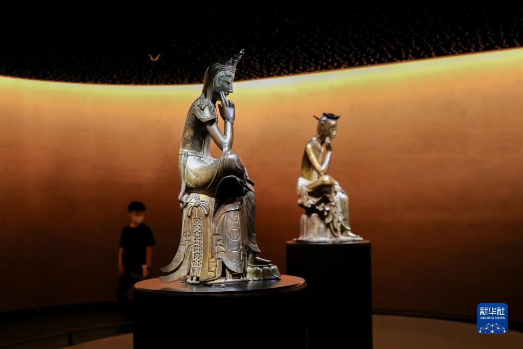 5月18日，在韓國首爾國立中央博物館，游客在思惟展廳參觀韓國國寶“半跏思惟像”。新華社記者 王益亮 攝