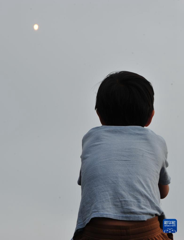 5月25日，一名兒童在韓國全羅南道高興郡觀看韓國自研運載火箭“世界”號發射升空。新華社/紐西斯通訊社