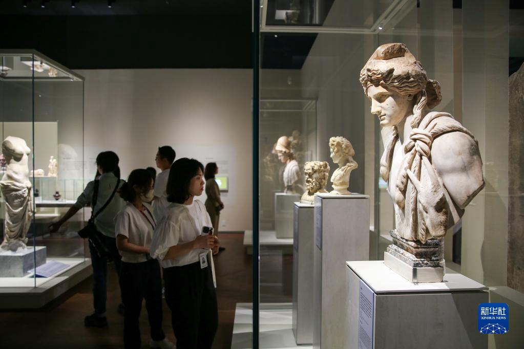 当日，人们在韩国首尔国立中央博物馆参观古希腊和古罗马文物展品。新华社记者 王益亮 摄