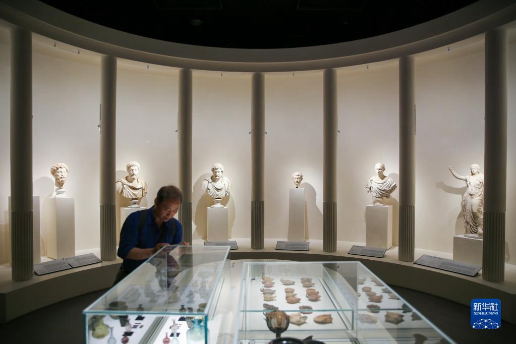 當日，一名男士在韓國首爾國立中央博物館參觀古希臘和古羅馬文物展品。新華社記者 王益亮 攝