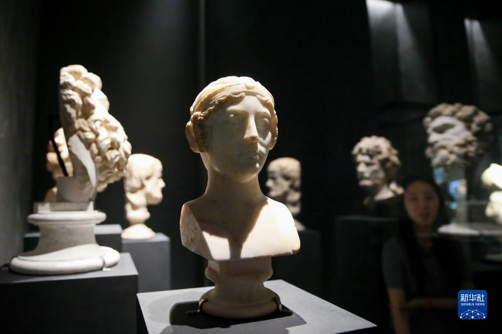 這是6月14日在韓國首爾國立中央博物館拍攝的古希臘和古羅馬文物展品。新華社記者 王益亮 攝