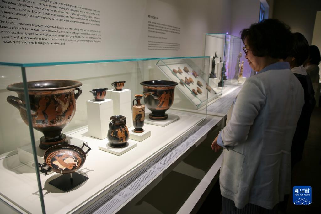 當日，人們在韓國首爾國立中央博物館參觀古希臘和古羅馬文物展品。新華社記者 王益亮 攝