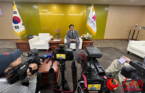 釜山市长朴亨��接受联合采访。 人民网 程安康摄