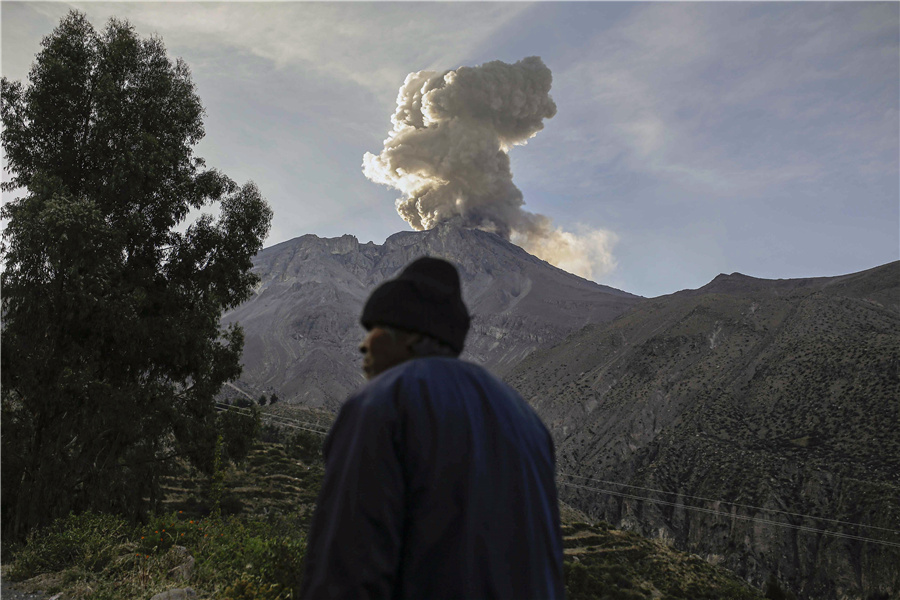 秘魯烏維納斯火山持續活躍