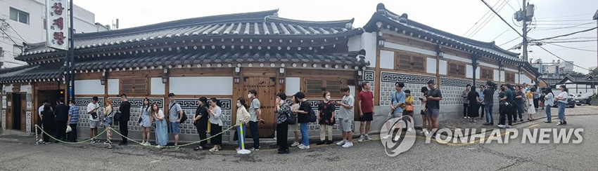 7月10日，初伏前一天，首爾市內一家參雞湯店前擠滿了排隊等位的顧客。