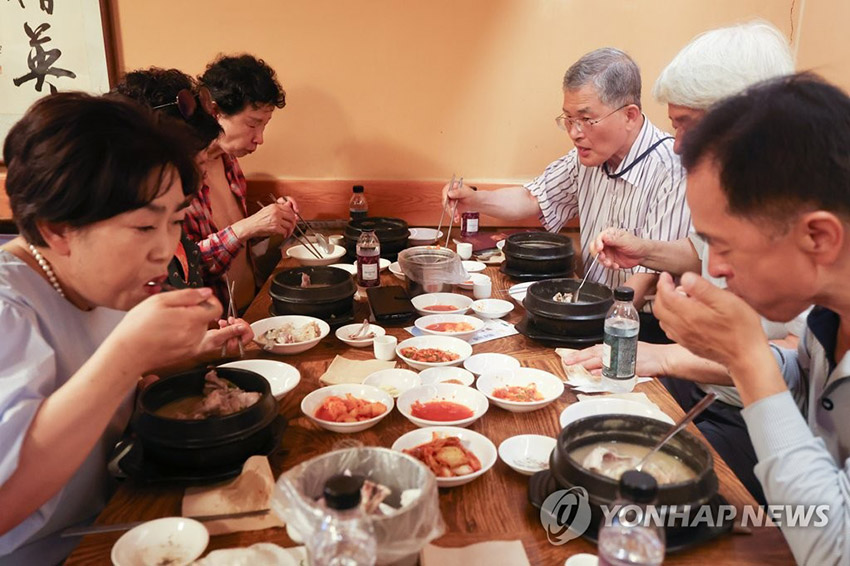7月10日，初伏前一天，在首爾市內一家參雞湯店內，市民們正在喝參雞湯。