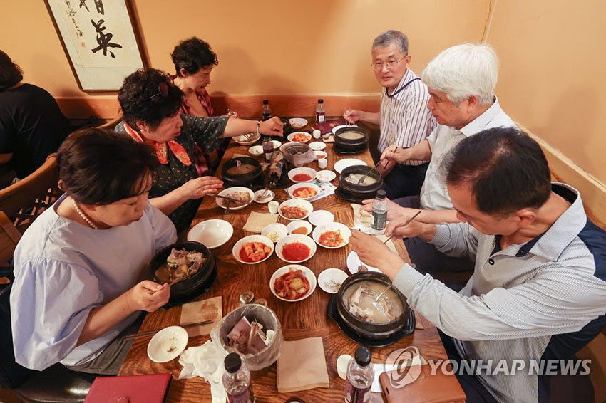 7月10日，初伏前一天，在首爾市內一家參雞湯店內，市民們正在喝參雞湯。