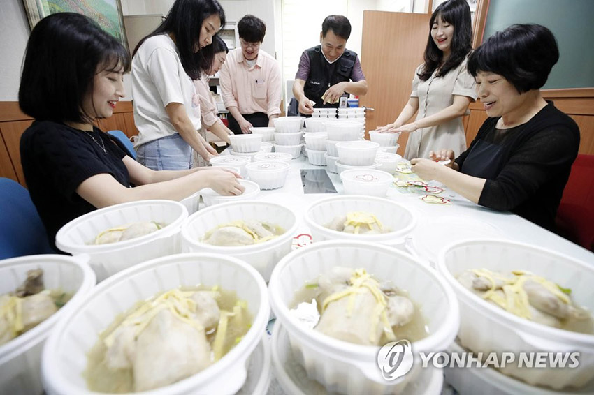 7月10日，初伏前一天，光州北區林洞行政福利中心的職員們正在打包半成品參雞湯，准備送給轄區內需要關照的居民和低收入家庭。