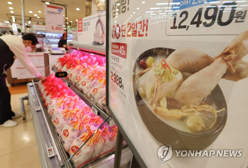 7月10日，初伏前一天，在首爾某大型超市裡，市民正在挑選制作參雞湯的主要食材整雞。