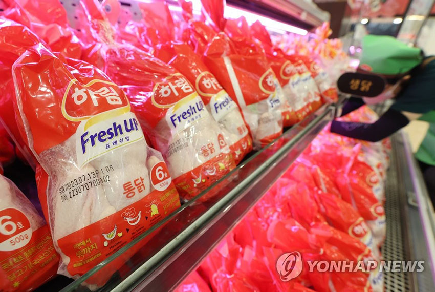 7月10日，初伏前一天，首爾某大型超市的員工正在整理貨架上的整雞，供市民選購。