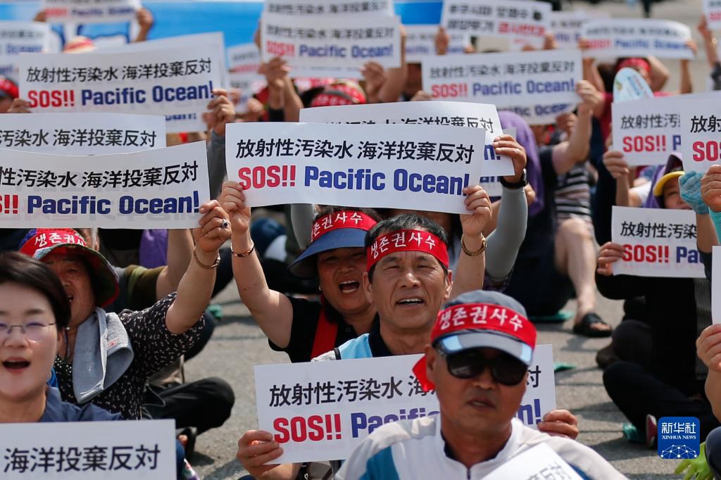 7月26日，在韓國全羅南道寶城郡沿海一帶，韓國漁民手持標語參加集會活動，抗議日本核污染水排海。新華社記者 王益亮 攝