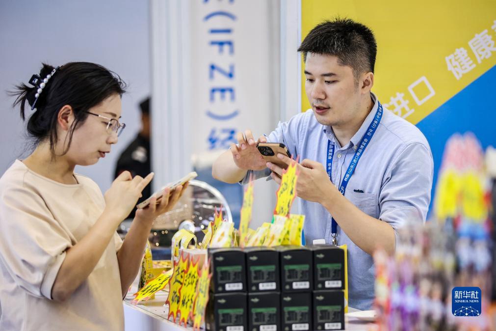 7月28日，參觀者在博覽會上選購韓國商品。