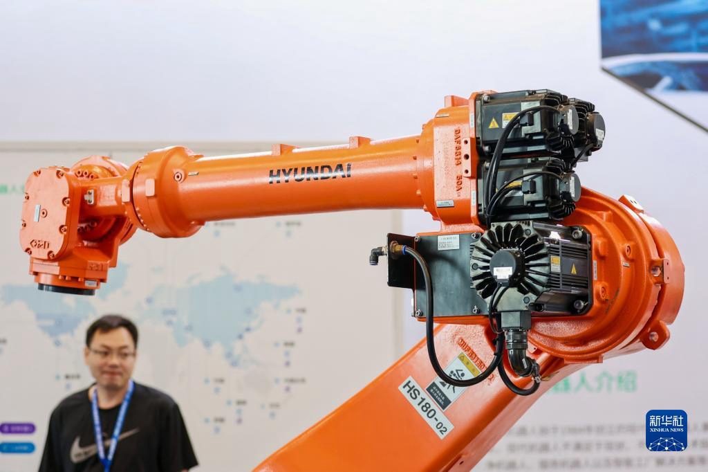 7月28日，博覽會上展示的工業機器人。