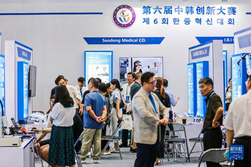 7月28日，參會者在博覽會上觀看中韓創新大賽成果展示。